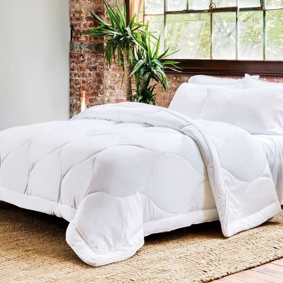 Buffy Cloud Comforter Queen/Full White NWT - Picture 1 of 11